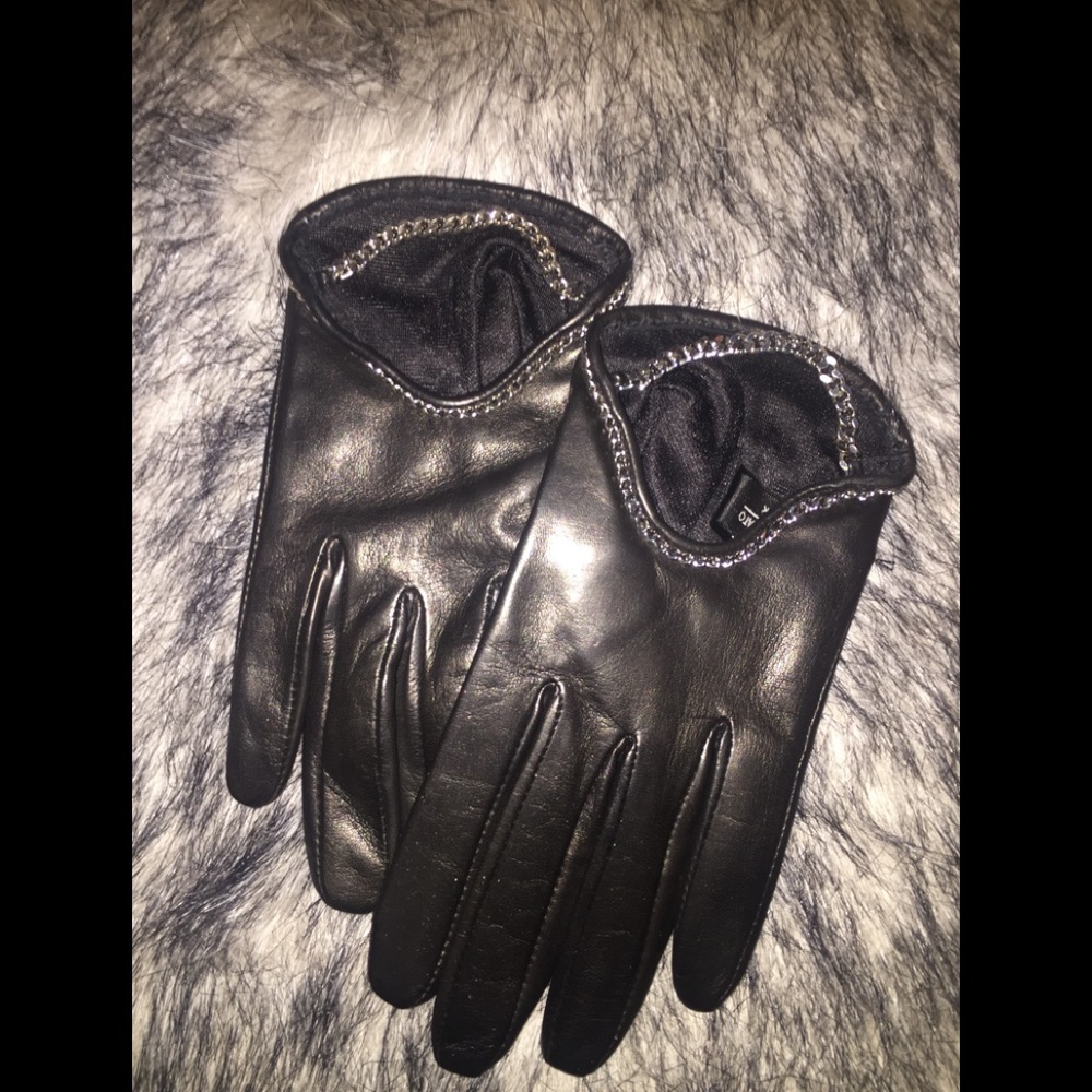 Gorgeous chains Carolina Amato leather gloves!!!
